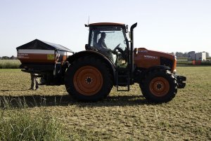 Kubota M100GX-II i rozsiewacz