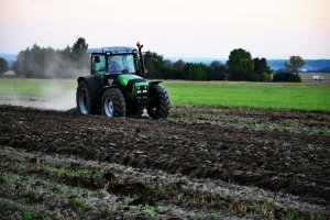 Deutz Fahr Agrofarm 410 & Akpil Mix 40 3+1