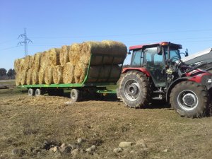 Case IH Jxu 105 wraz z platforma do przewozu bali