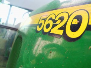 John Deere 5620