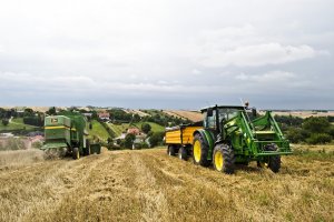 John Deere 1055 i John Deere 5080M + Wielton 6T