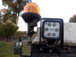 Lampa ostrzegawcza(kogut) i lampa Led  w Zetorze 6245.