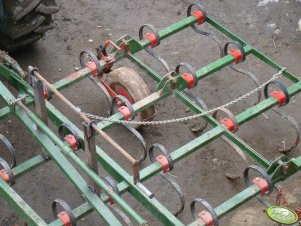 Mechaniczne składanie agregatu uprawowego