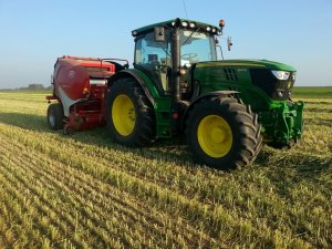 John Deere 6140R + Lely Welger RP 445