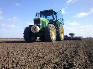 John Deere 7800.
