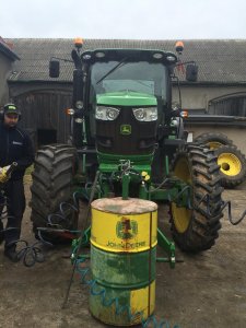 John Deere 6140r podczas wymiany kół