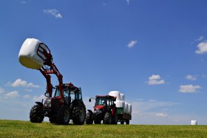 Valtra A82 & Case Farmall 75A