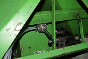 Siłownik pneumatyczny w rozsiewaczu nawozu Brzeg