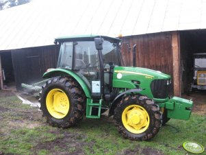 John Deere 5083E + Bomet