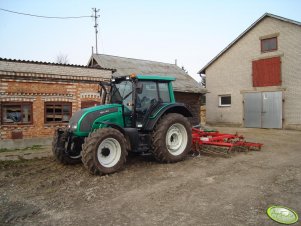 Valtra N111 i agregat uprawowy