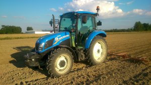 New Holland T4.75 + brony