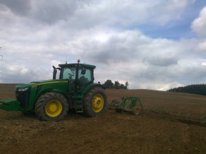 John Deere 8335R z bronowłóką czeską 11m