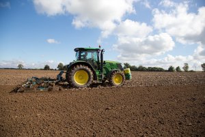 John Deere 6140R i Lemken Kompaktor