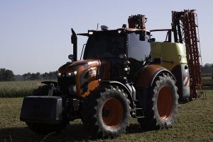 Kubota M7-131 i opryskiwacz