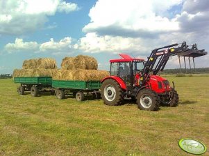 Farmer F-10244 C1 + przyczepy ze sianem 