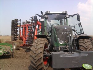 Fendt 828 Vario + brona talerzowa GB 