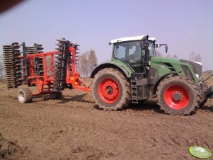 Fendt 828 Vario + brona talerzowa GB 