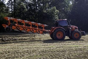 Kubota M7-171 pług 6 skibowy Kubota