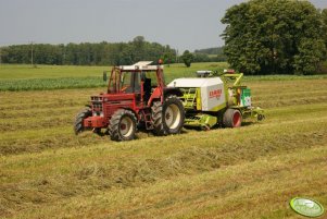 International 1255 XL i Claas Rollant 25O RC