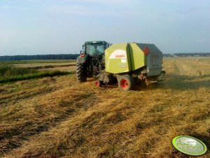 JD 6220 + Claas Rollant 340 