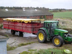 JD 6910+przyczepa na warchlaki