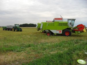 JD 7710 i 2x Claas Dominator 88.