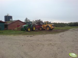 JD 7830 z rozrzutnikiem + VOLVO