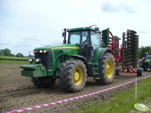 JD 8220 z talerzówką 