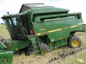 John Deere 2266