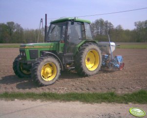 John Deere 2400 + Monosem