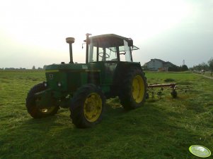 John Deere 3040 i przetrząsacz Fella