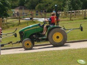 John Deere 3520