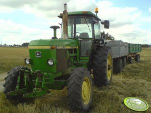 John Deere 4240 + przyczepy