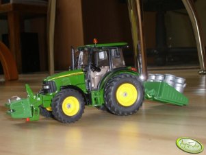 John Deere 5620 + pudło z beczkami