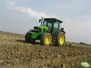 John Deere 5620