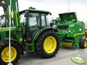 John Deere 5820 z prasą