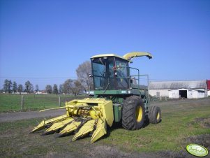 John Deere 5820