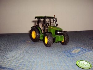 John Deere 5820