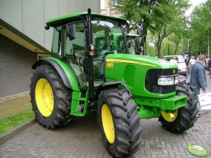 John Deere 5820