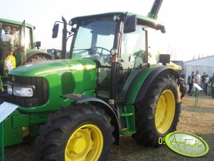 John Deere 5820