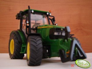 John Deere 5820