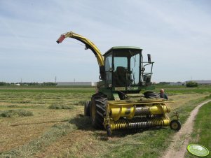 John Deere 5830