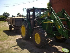 John Deere 6210 z przyczepą