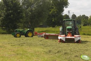 John Deere 6630 Standard z kosiarkami Kuhn & John Deere 5065 E ze zgrabiarką Kuhn