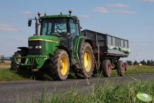 John Deere 6810 z przyczepą HW 6011