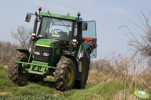 John Deere 6810 z rozsiewaczem Brzeg