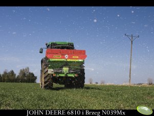 John Deere 6810 z rozsiewaczem Brzeg