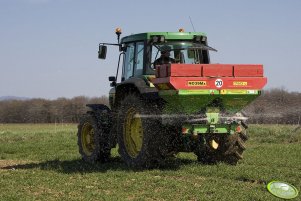 John Deere 6810 z rozsiewaczem Brzeg