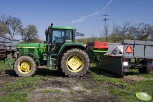 John Deere 6810 z rozsiewaczem Brzeg