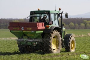 John Deere 6810 z rozsiewaczem Brzeg